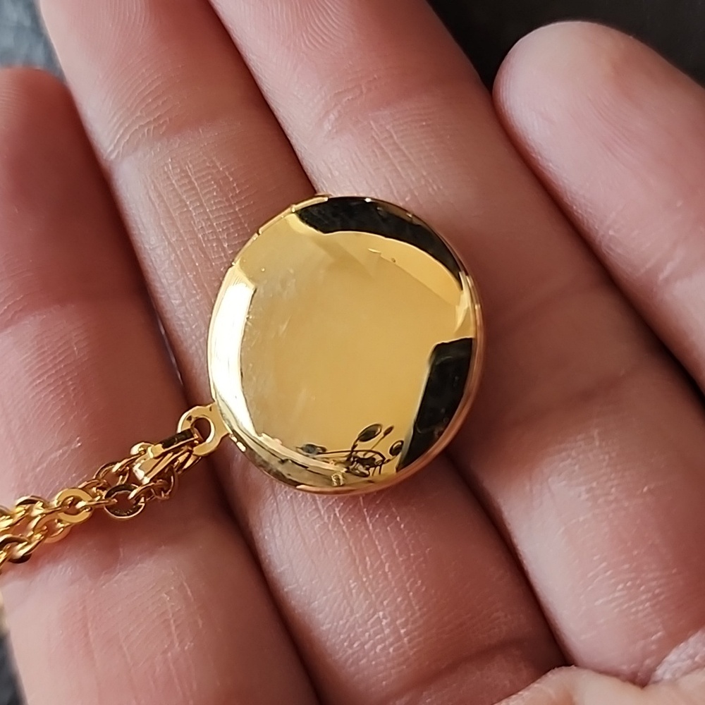 Elegant Avon Gold and Green Pendant Necklace - Picture 7 of 12